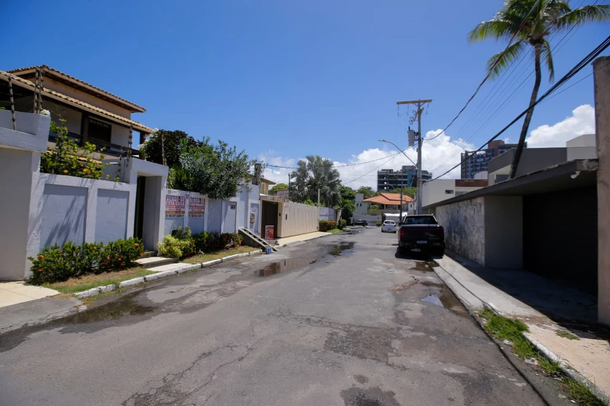 Picape do Corpo de Bombeiros é usada na obra da casa de ex-comandante da corporação por Arisson Marinho/CORREIO