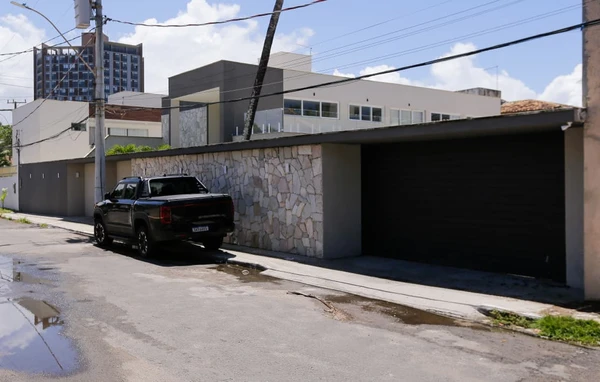 Picape do Corpo de Bombeiros é usada na obra da casa de ex-comandante da corporação por Arisson Marinho/CORREIO