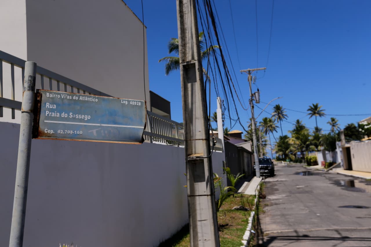 Picape do Corpo de Bombeiros é usada na obra da casa de ex-comandante da corporação por Arisson Marinho/CORREIO