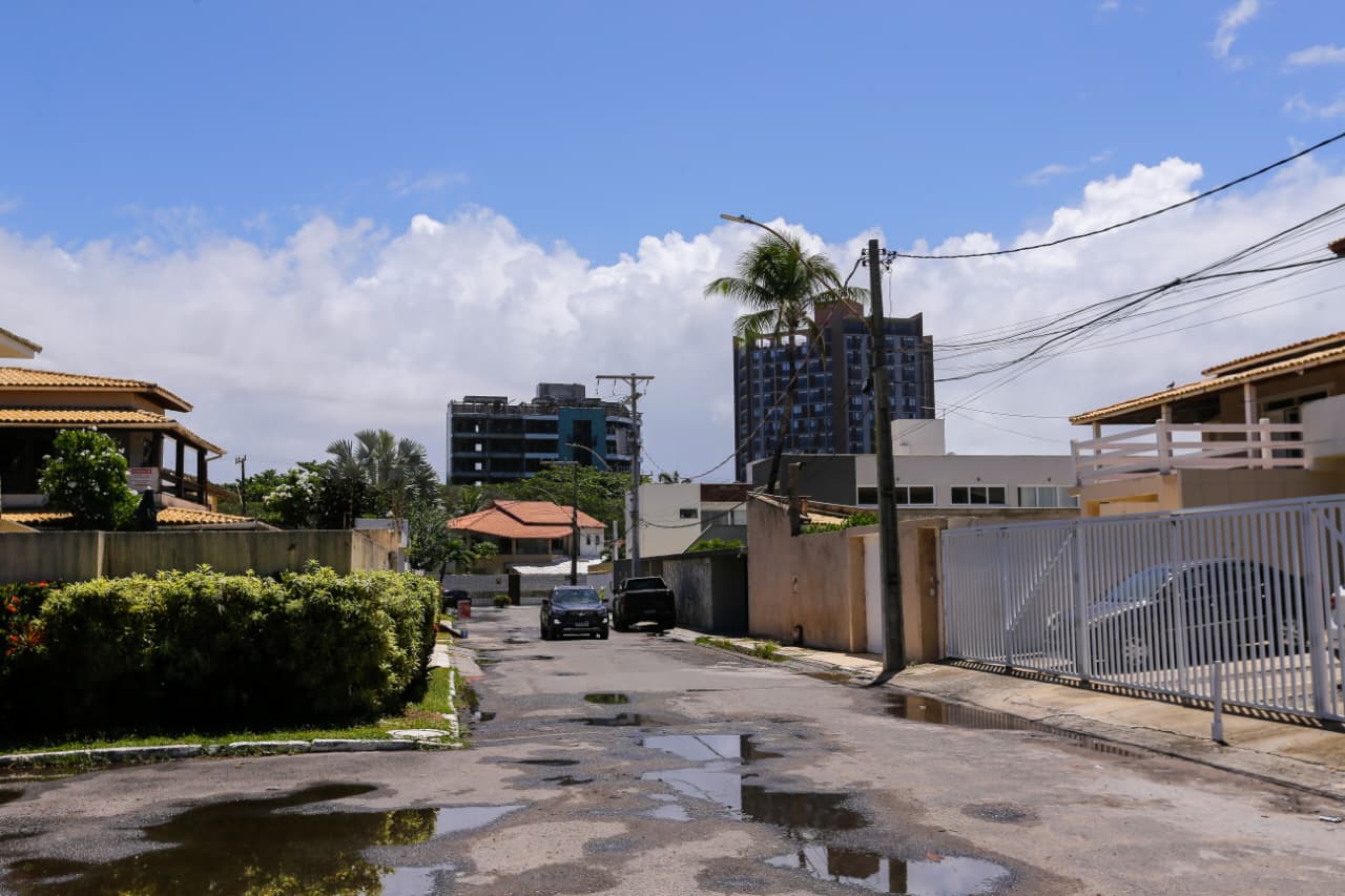 Picape do Corpo de Bombeiros é usada na obra da casa de ex-comandante da corporação por Arisson Marinho/CORREIO