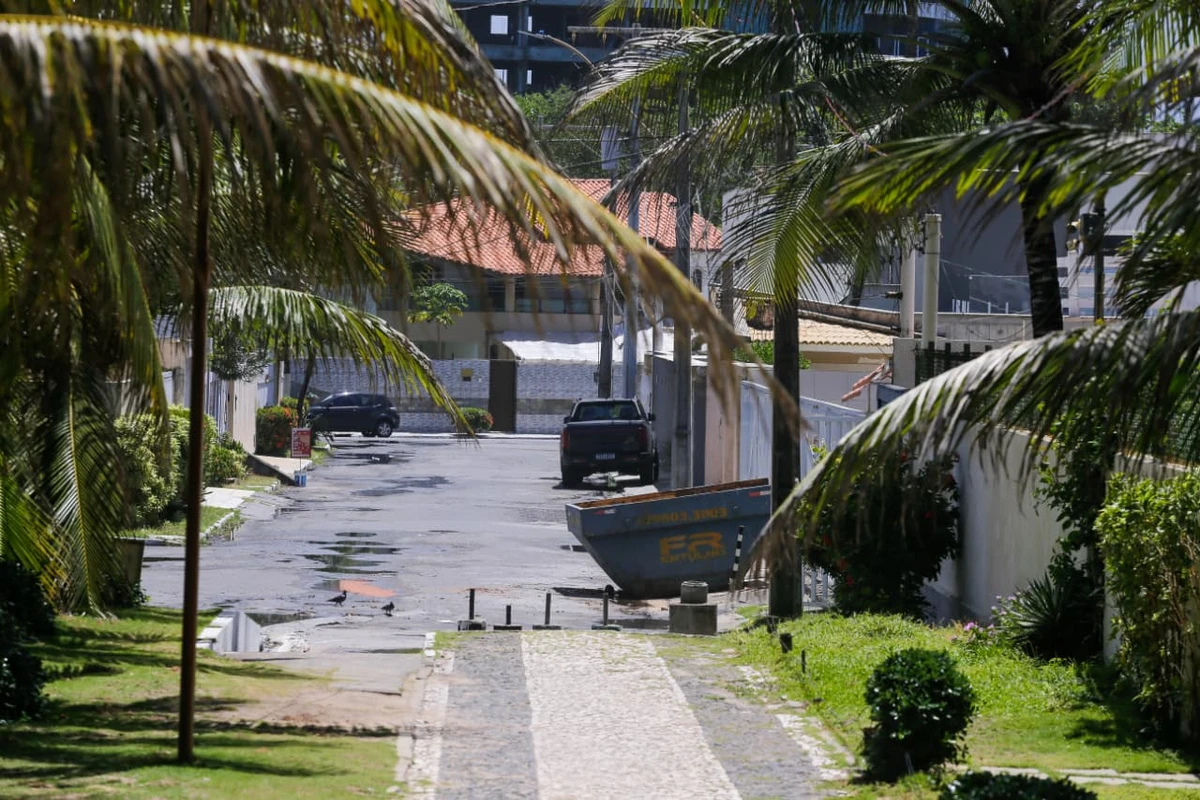 Picape do Corpo de Bombeiros é usada na obra da casa de ex-comandante da corporação por Arisson Marinho/CORREIO