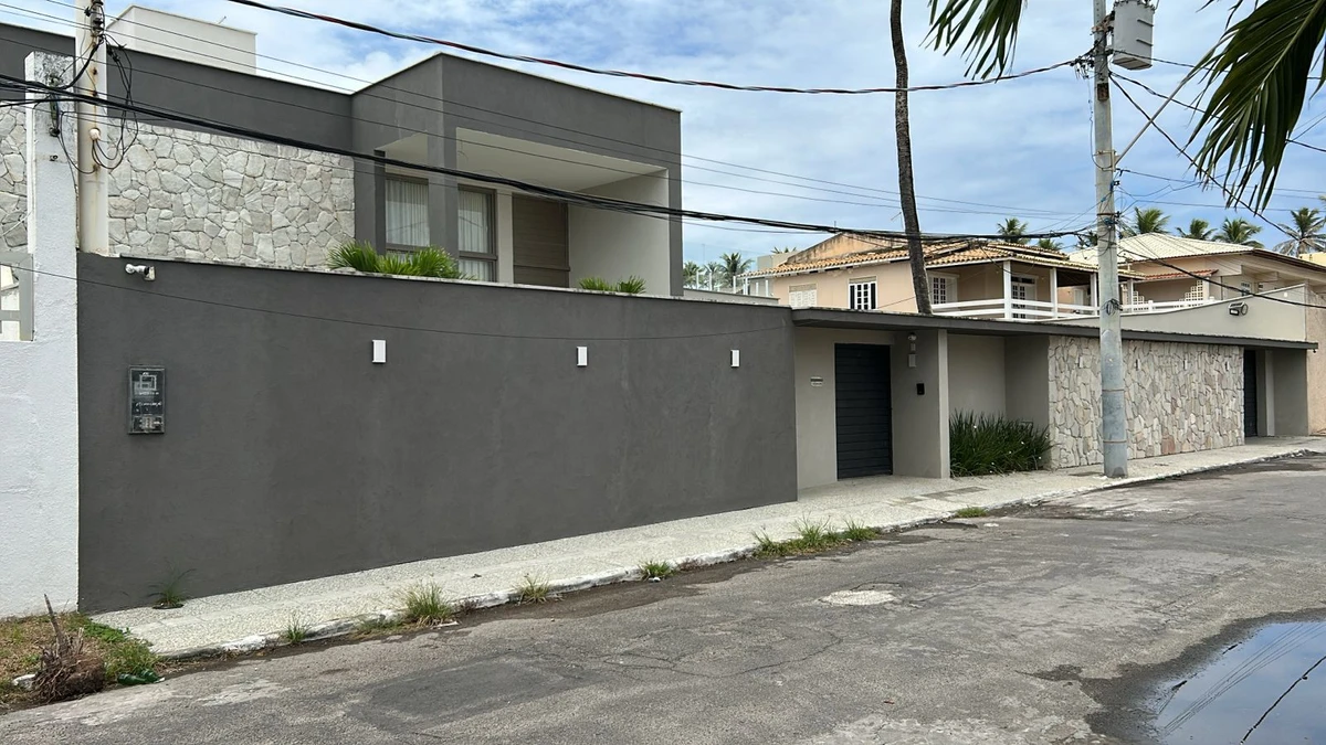 Picape do Corpo de Bombeiros é usada na obra da casa de ex-comandante da corporação por Bruno Wendel/CORREIO