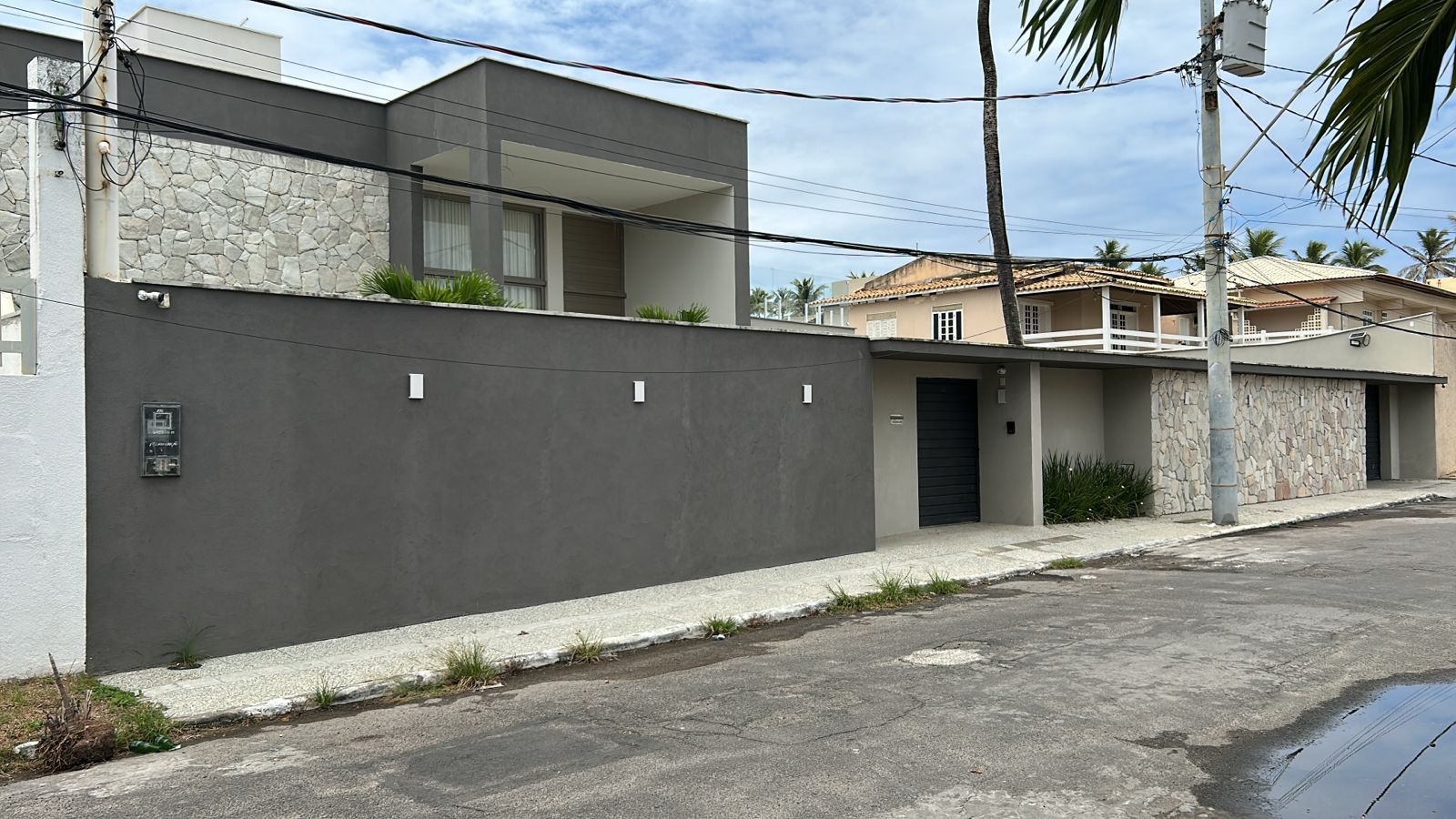 Picape do Corpo de Bombeiros é usada na obra da casa de ex-comandante da corporação por Bruno Wendel/CORREIO