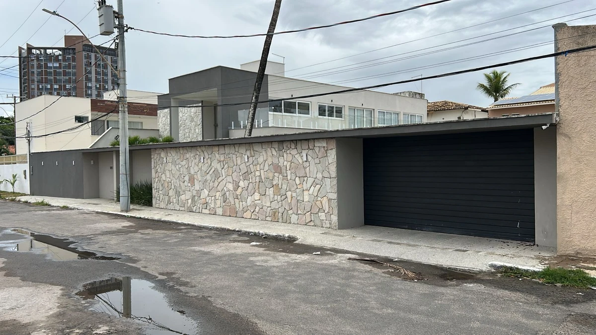 Picape do Corpo de Bombeiros é usada na obra da casa de ex-comandante da corporação por Bruno Wendel/CORREIO