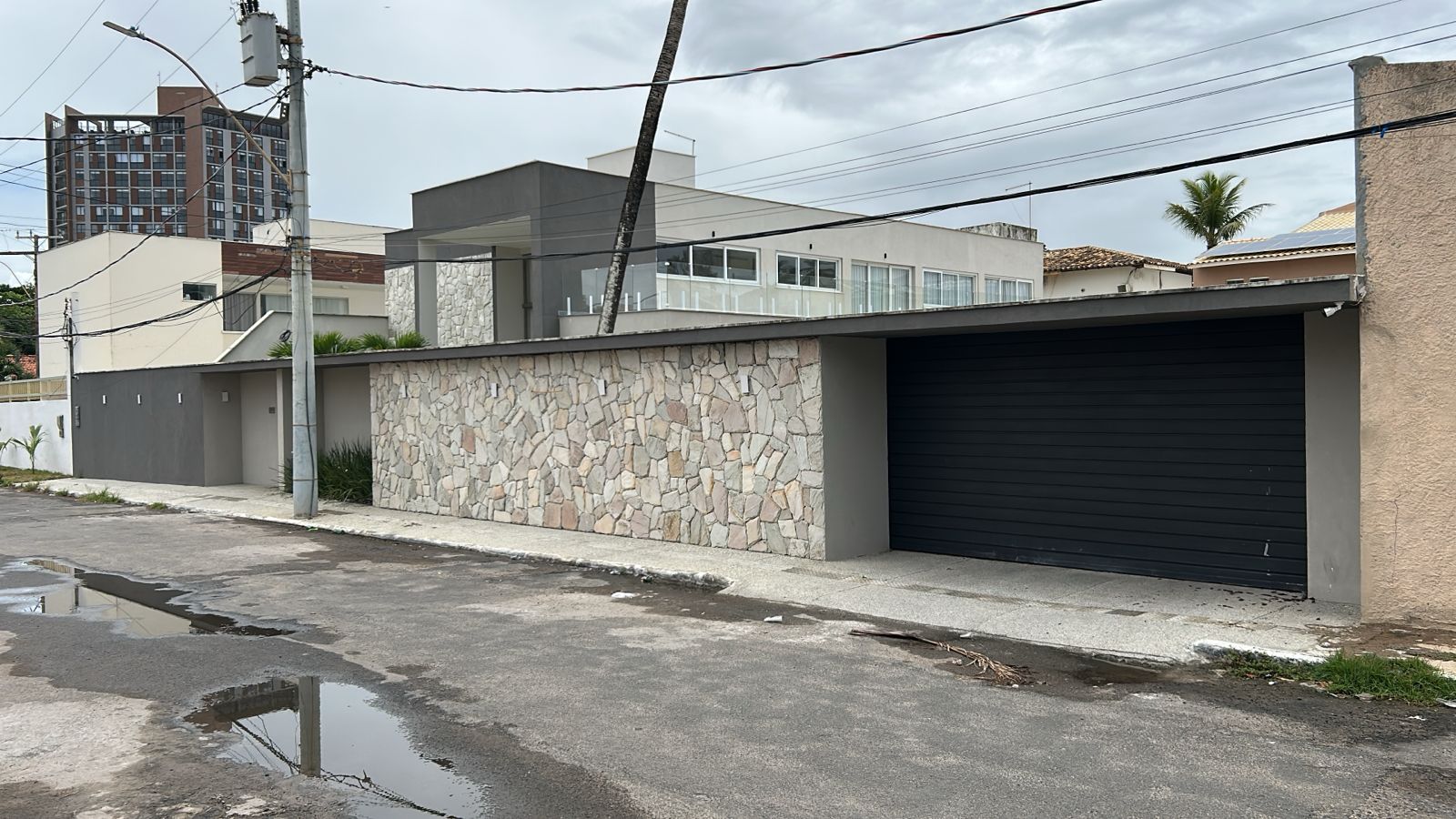 Picape do Corpo de Bombeiros é usada na obra da casa de ex-comandante da corporação por Bruno Wendel/CORREIO