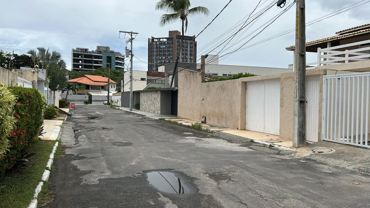 Picape do Corpo de Bombeiros é usada na obra da casa de ex-comandante da corporação por Bruno Wendel/CORREIO