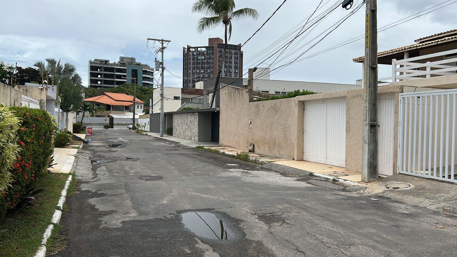 Picape do Corpo de Bombeiros é usada na obra da casa de ex-comandante da corporação por Bruno Wendel/CORREIO