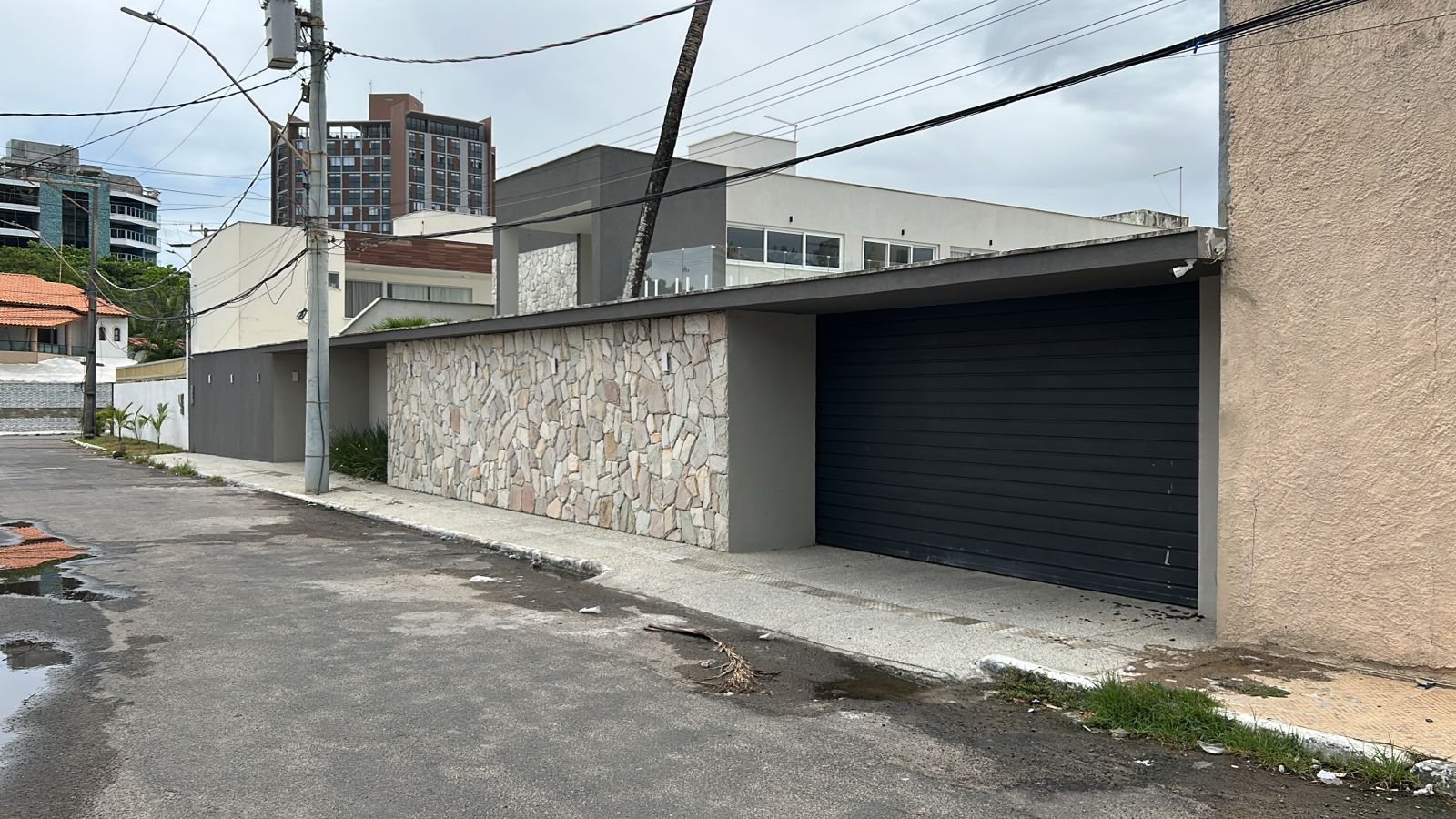 Picape do Corpo de Bombeiros é usada na obra da casa de ex-comandante da corporação por Bruno Wendel/CORREIO