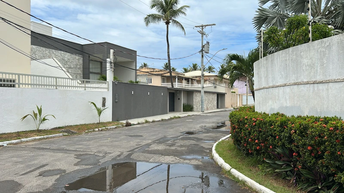 Picape do Corpo de Bombeiros é usada na obra da casa de ex-comandante da corporação por Bruno Wendel/CORREIO