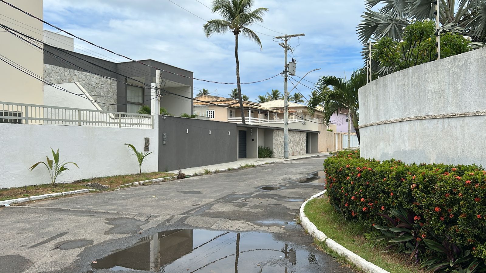 Picape do Corpo de Bombeiros é usada na obra da casa de ex-comandante da corporação por Bruno Wendel/CORREIO