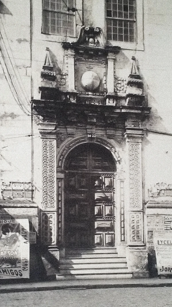 Porta lateral da Igreja da Sé, entrada pela Rua da Misericórdia por Reprodução/A Sé Primacial do Brasil (1928)