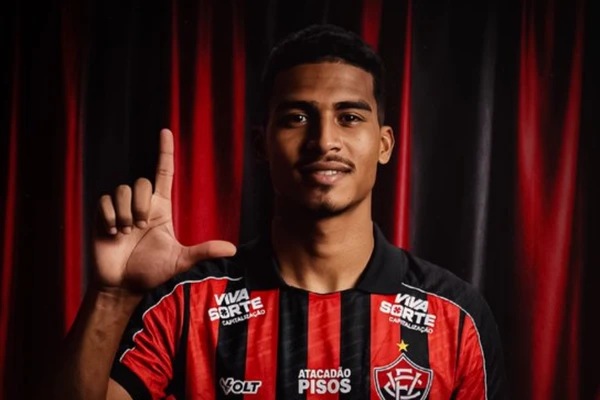 Renê é anunciado como novo reforço do Vitória 