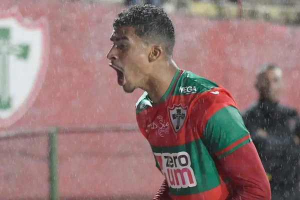 Renê em ação pela Portuguesa por Divulgação/Portuguesa 