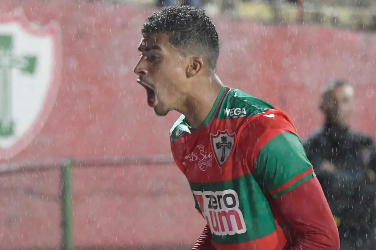 Renê em ação pela Portuguesa por Divulgação/Portuguesa 