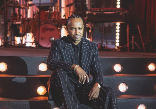 Thiaguinho celebra legado e atualiza o som no projeto Bem Black por Divulgação