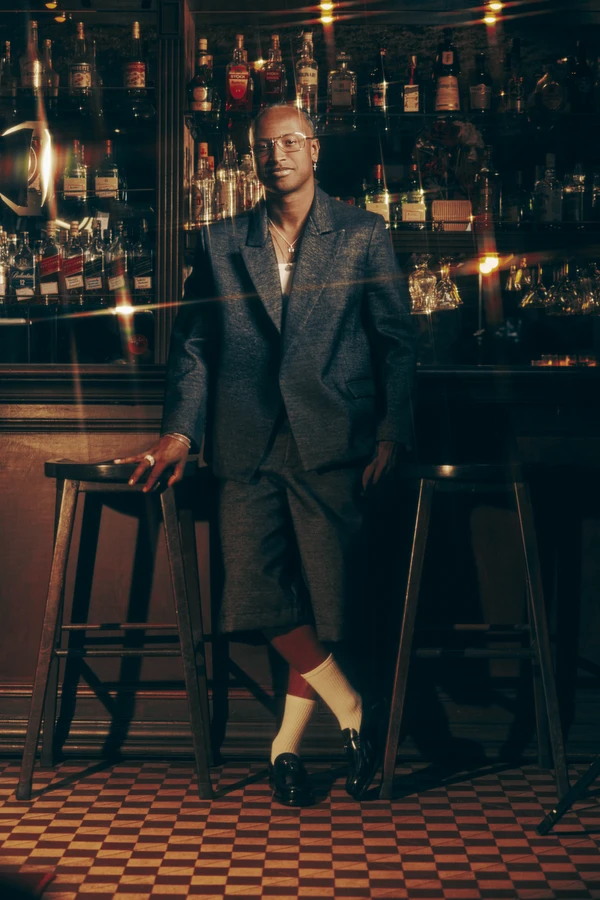 Thiaguinho celebra legado e atualiza o som no projeto Bem Black por Divulgação