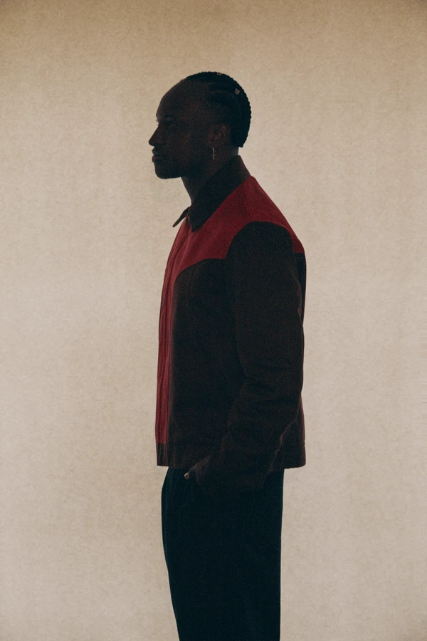 Thiaguinho celebra legado e atualiza o som no projeto Bem Black por Divulgação