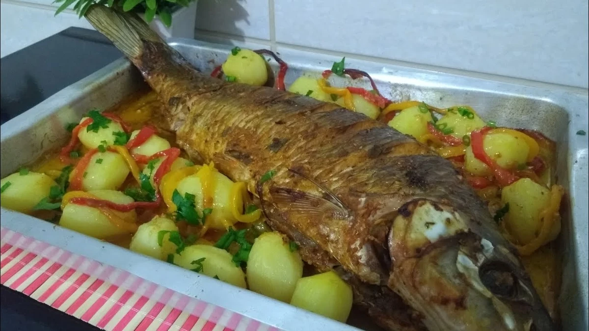 Tilápia assada com batatas por Reprodução