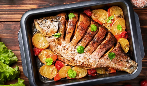 Tilápia assada com batatas por Reprodução