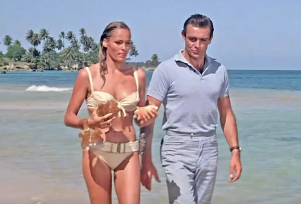 Ursula Andress e Sean Connery em cena de 007 contra o Satânico Dr. No (1962) por Reprodução