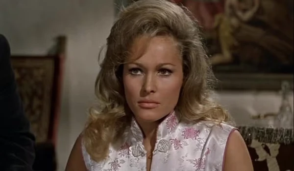 Ursula Andress em cena de 007 contra o Satânico Dr. No (1962) por Reprodução