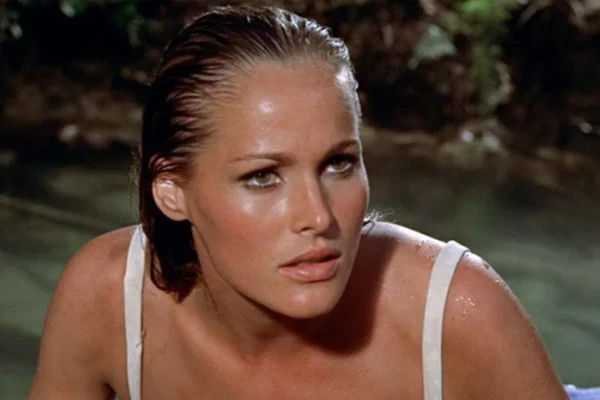 Ursula Andress em cena de 007 contra o Satânico Dr. No (1962) 
