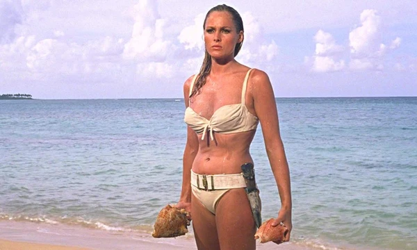 Ursula Andress em cena de 007 contra o Satânico Dr. No (1962) por Reprodução