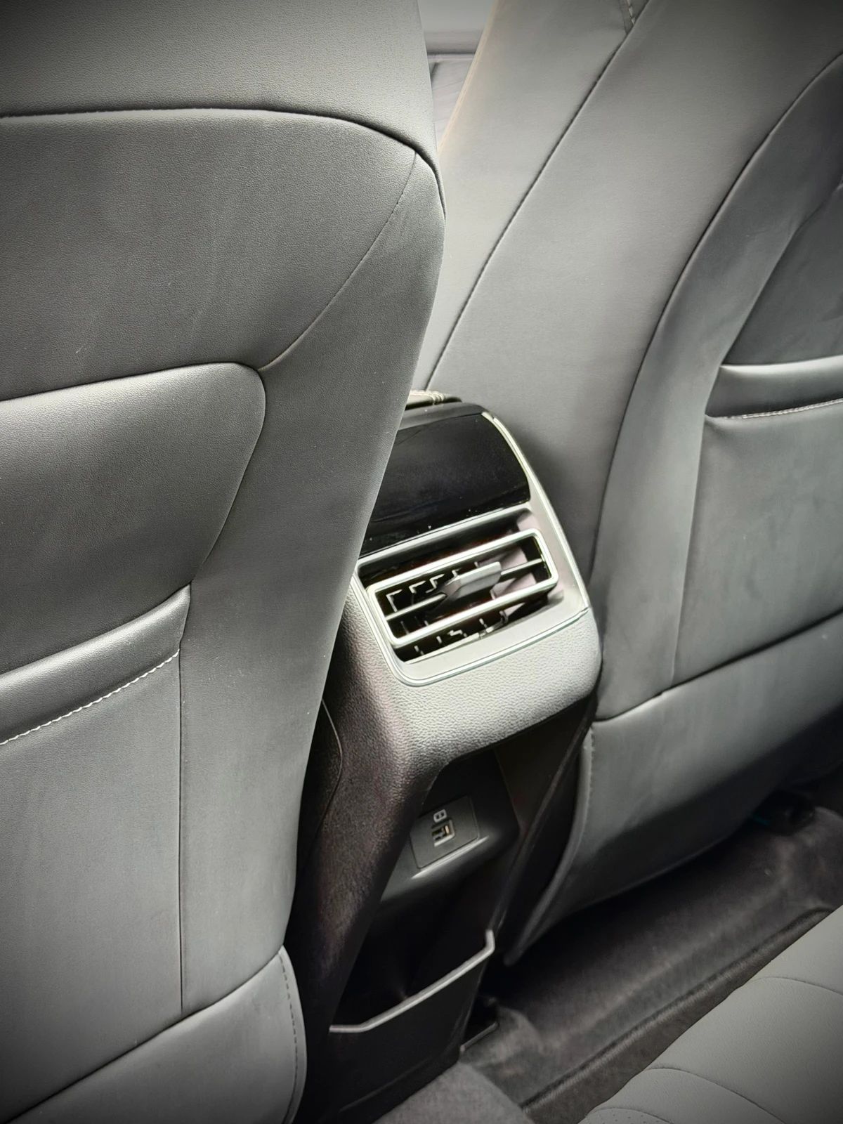 Há saída de ar-condicionado para a parte traseira por Divulgação 