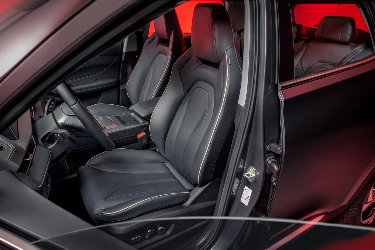 Os bancos dianteiros possuem encostos integrados por Divulgação 