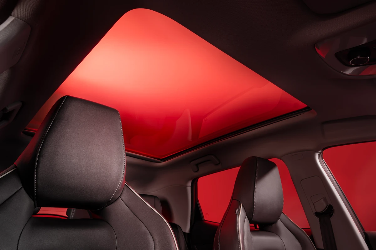 O teto solar panorâmico é de série na opção Pro por Divulgação 