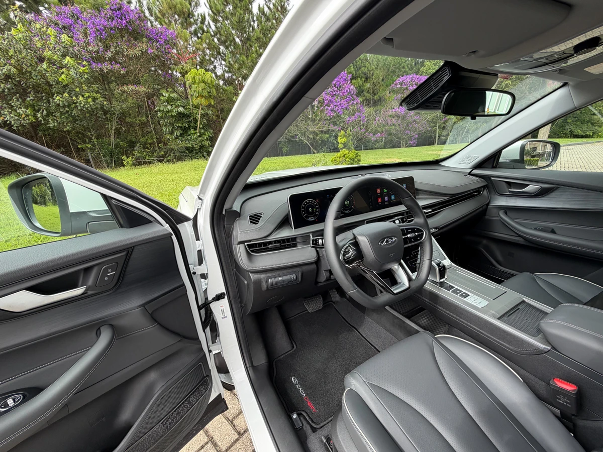 Sempre com acabamento em couro, a cabine tem até sete airbags. por Antônio Meira Jr.