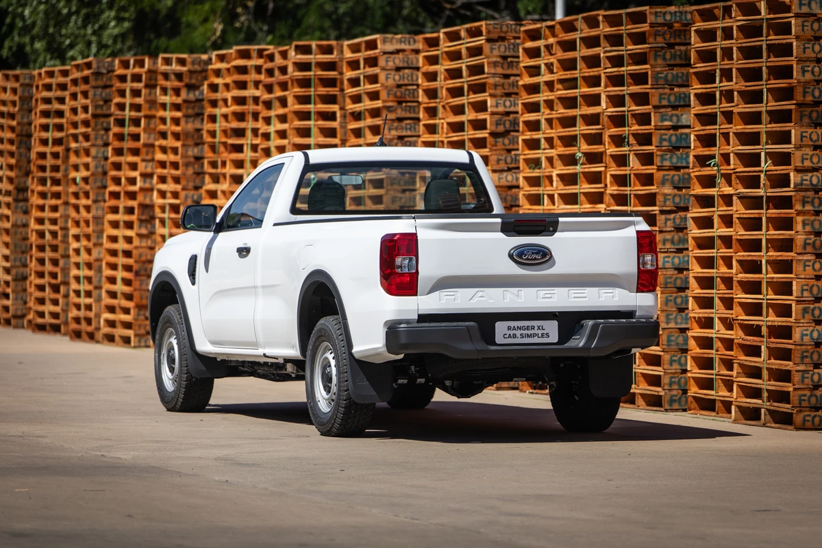 A caçamba da cabine simples transporta 1.690 litros e tem seis ganchos para amarração de carga