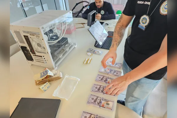 Polícia achou dinheiro cenográfico na casa da influenciadora Bia Miranda por Reprodução