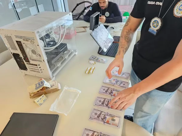 Polícia achou dinheiro cenográfico na casa da influenciadora Bia Miranda por Reprodução