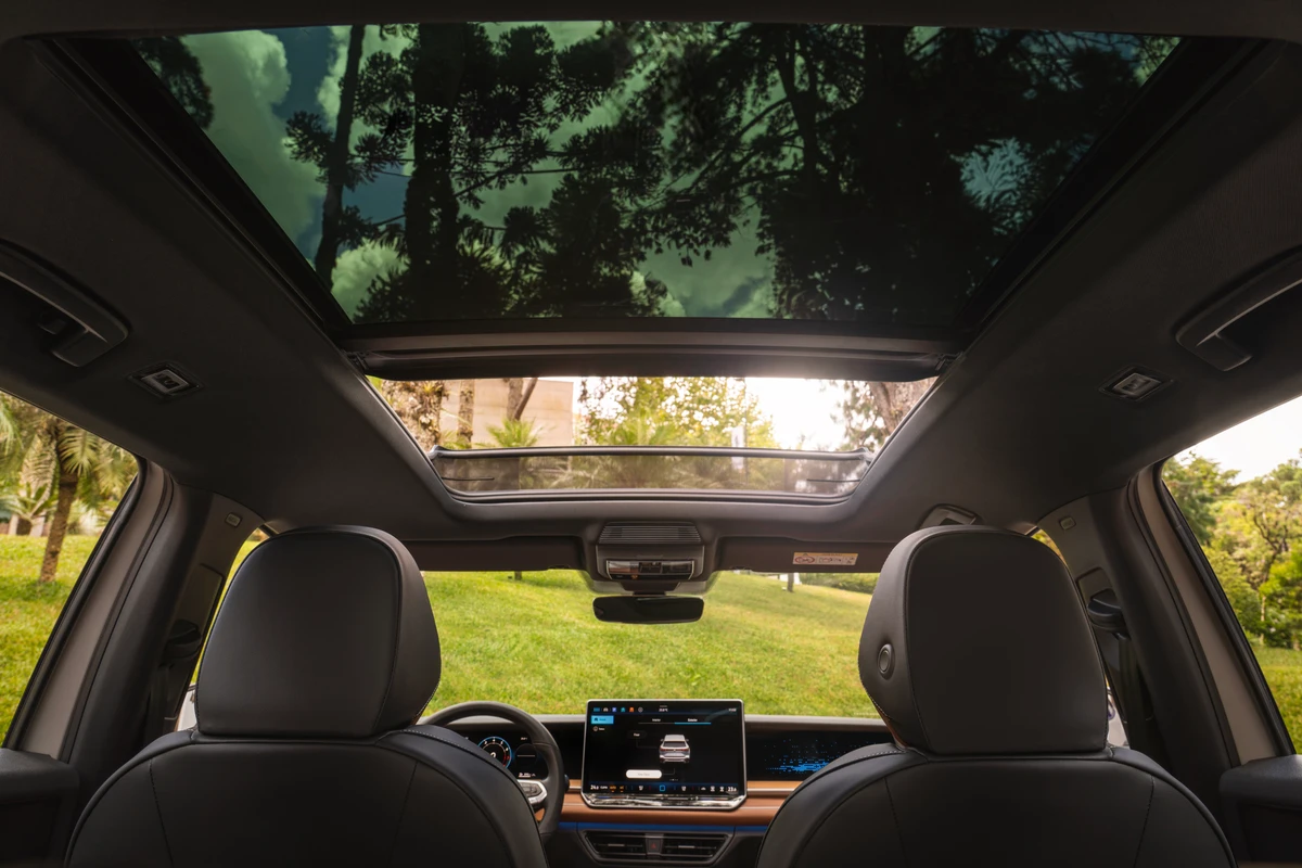 O teto solar panorâmico é de série na versão RLine por Divulgação 