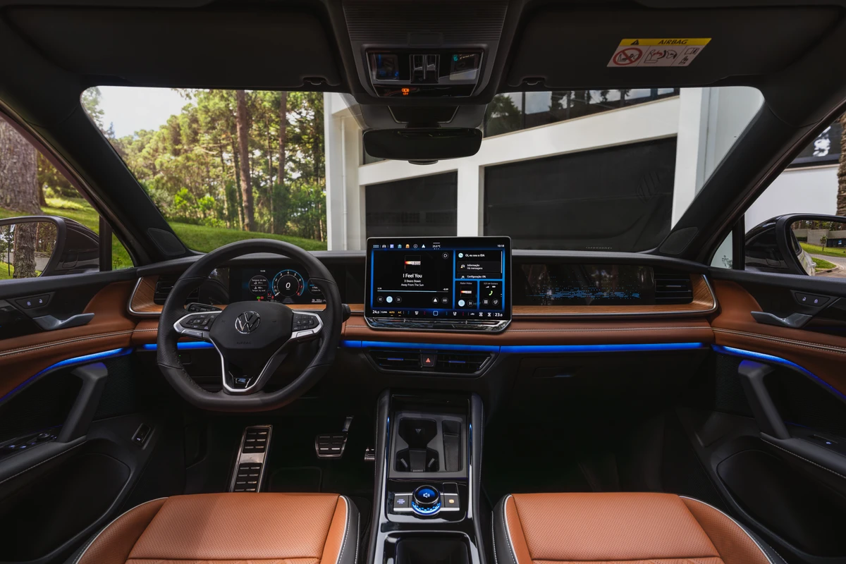 A cabine tem seis airbags e os bancos  dianteiros contam ajustes elétricos e com sistemas de massagem por Divulgação