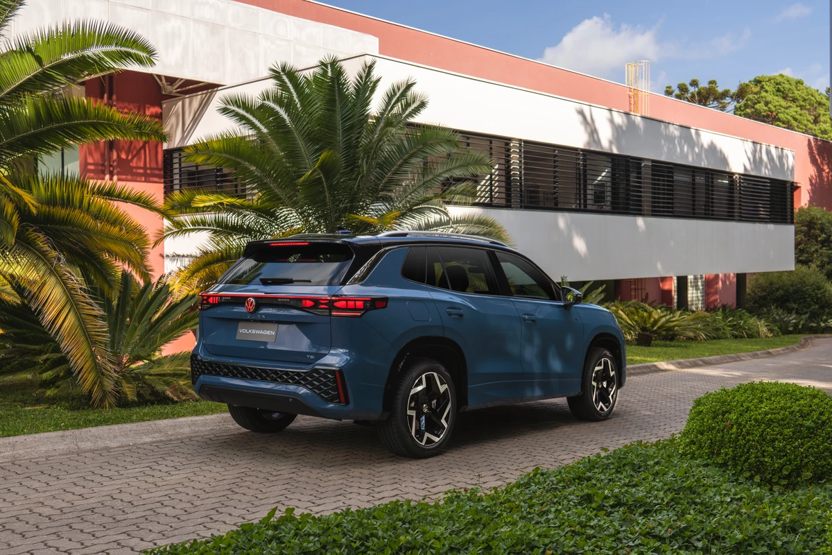 O bagageiro desse SUV tem capacidade para 423 litros pelo padrão VDA. A tampa tem abertura e fechamento elétricos