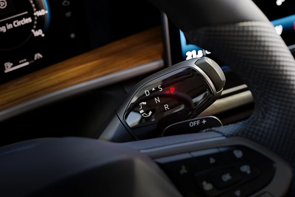 A manopla do câmbio fica na coluna de direção por Divulgação