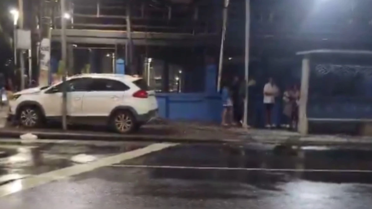 Carro invadiu ponto de ônibus e parou na calçada