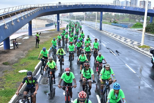 Pedal da Cidade reúne ciclistas para passeio pela orla de Salvador 