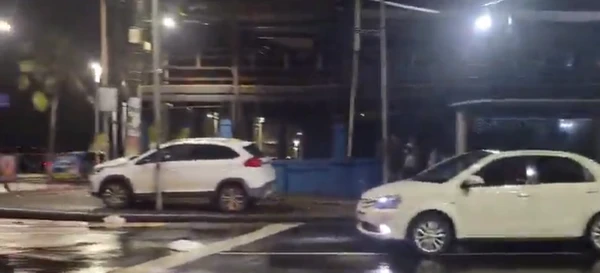 Carro invade ponto de ônibus na Barra por Carro invade ponto de ônibus na Barra