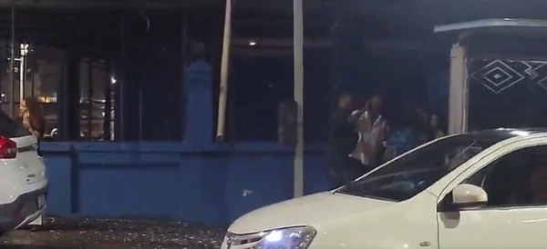 Carro invade ponto de ônibus na Barra por Carro invade ponto de ônibus na Barra