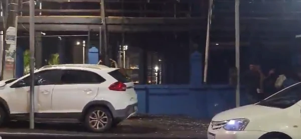 Carro invade ponto de ônibus na Barra por Carro invade ponto de ônibus na Barra