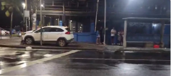 Carro invade ponto de ônibus na Barra por Carro invade ponto de ônibus na Barra