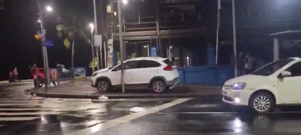 Carro invade ponto de ônibus na Barra por Carro invade ponto de ônibus na Barra