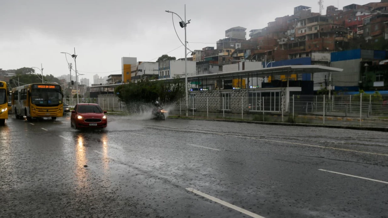 Imagem - Inmet eleva grau de alerta para chuvas fortes em 23 cidades baianas; veja onde
