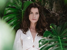 Imagem - Alinne Moraes posa com body transparente, deixa seio à mostra e ganha elogios; veja