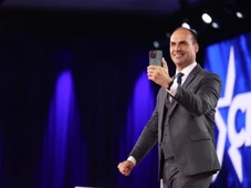 Imagem - Defesa de Bolsonaro tem 24 horas para explicar fala de Eduardo sobre acesso do pai a vídeo