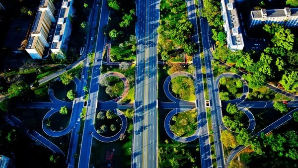 Labirinto verde: vista de cima, a tesourinha revela o motivo do apelido e mostra como o urbanismo brasiliense integra asfalto e natureza em um traçado único.