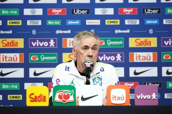 Carlo Ancelotti em entrevista coletiva 